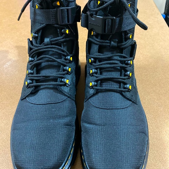 DR. MARTENS 
Air Wair - Picture 3 of 5